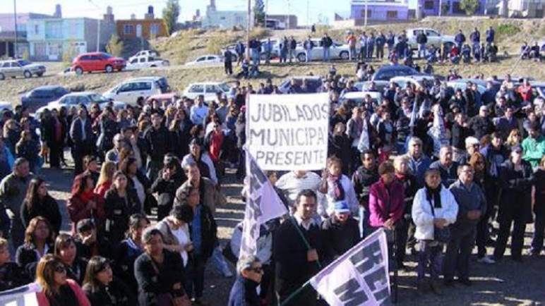Caleta Olivia: agrupación de municipales le pide al intendente que deje de "hacer caja"